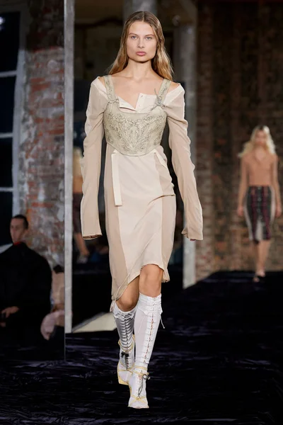 Look 16